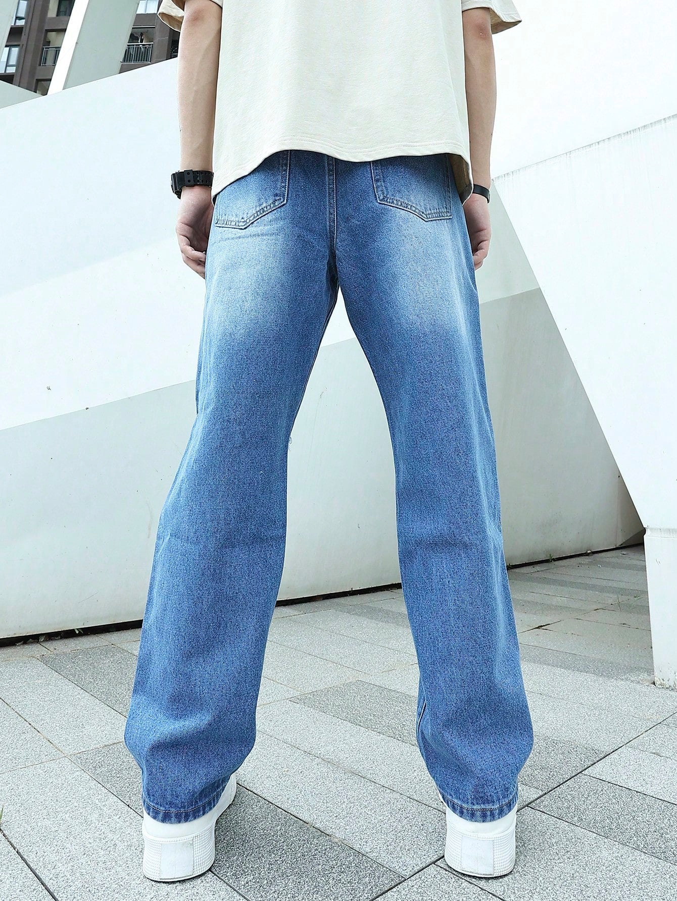 Men  Light Wash Ripped Straight Leg Jeans 