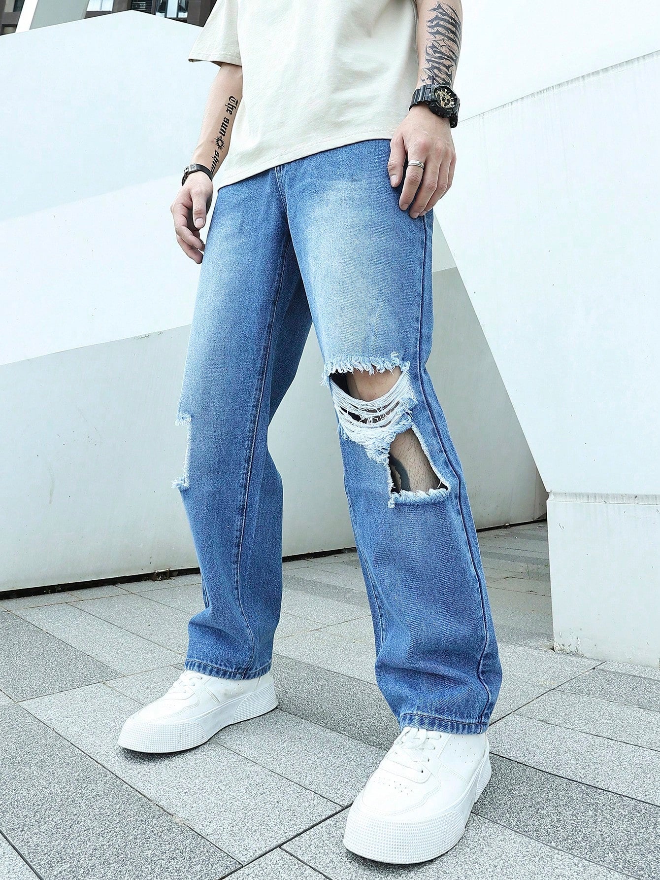 Men  Light Wash Ripped Straight Leg Jeans 